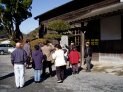 観光客に説明をしている名誉駅長